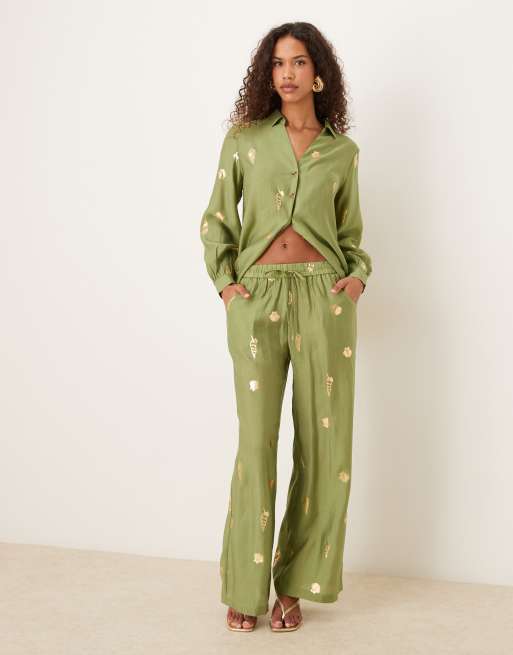 Never Fully Dressed - Pantaloni a fondo ampio color kaki con conchiglie in lamina dorata in coordinato