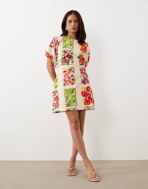Never Fully Dressed Petite - A-lijn mini jurk met korte mouwen en gestrikte achterkant in crème met fruitprint, 3 van 4