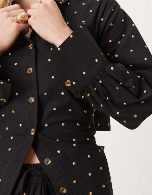 Never Fully Dressed Petite camicia in cotone con applicazioni hotfix e borchie, fiocco sul retro, nera, 2 di 4