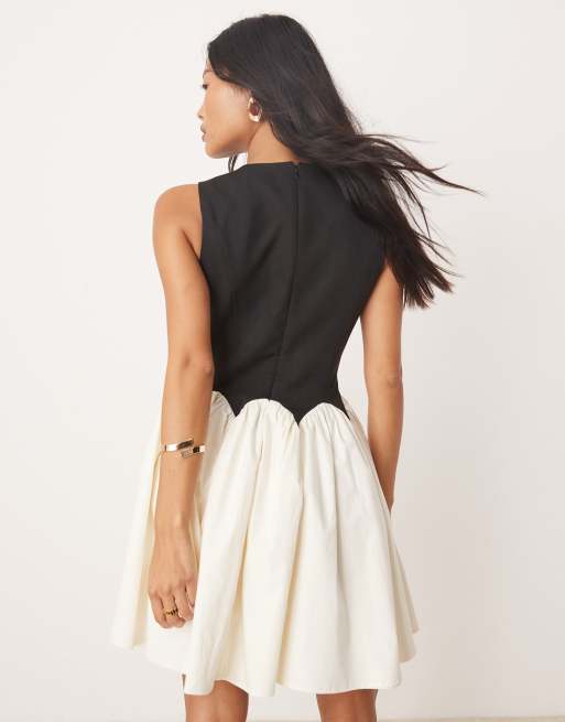 Never Fully Dressed Petite – Czarno-biała sukienka mini z kontrastowym obniżonym dołem, 2 z 4