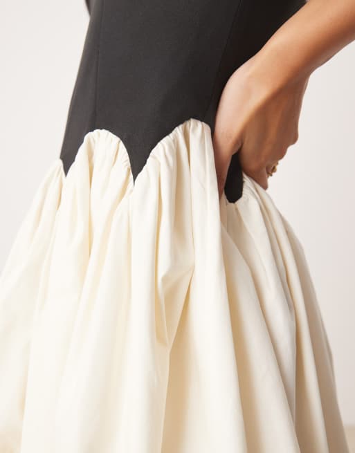Never Fully Dressed Petite – Czarno-biała sukienka mini z kontrastowym obniżonym dołem, 3 z 4