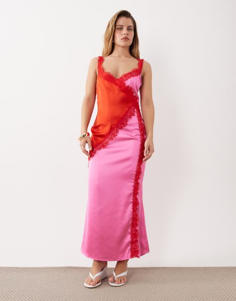 Never Fully Dressed Petite - Elowen - Robe longueur mollet en satin avec bordures en dentelle et fines bretelles - Rouge et rose - view 1