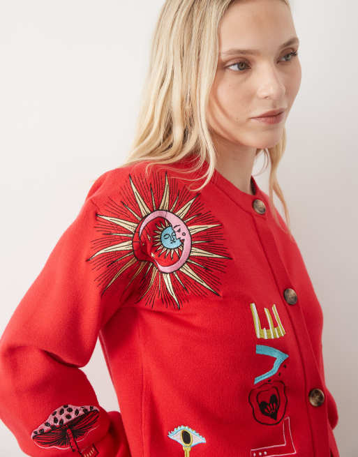 Never Fully Dressed Petite gebreid vest met lange mouwen, knoopsluiting en borduursel in rood, 4 van 5