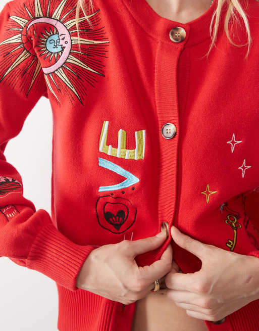 Never Fully Dressed Petite gilet en maille brodé à manches longues boutonné rouge, 5 de 5