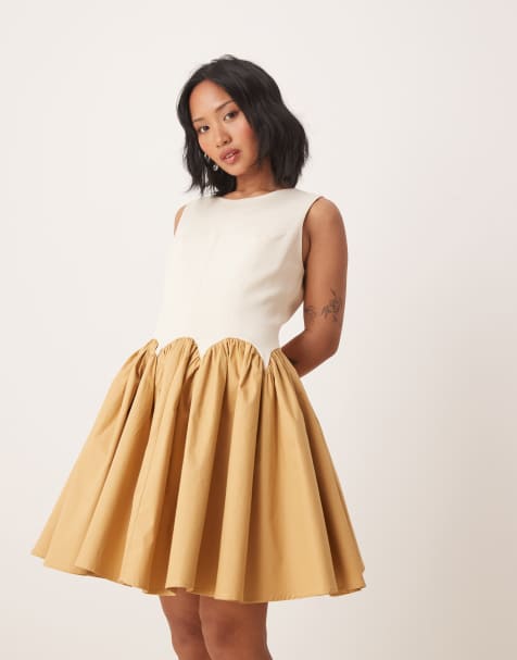 Never Fully Dressed Petite – Kamelfärgad miniklänning med kontrastfärgad, sänkt fåll - view 1