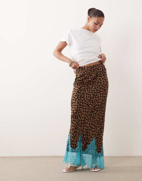 Never Fully Dressed Petite – Maeva – Asymmetrischer Satin-Maxirock mit Leopardenmuster und Spitzenborte - view 1