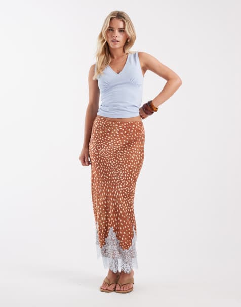 Never Fully Dressed Petite – Maeva – Maxirock aus Satin in Braun mit Spitzensaum und Rehmuster - view 1