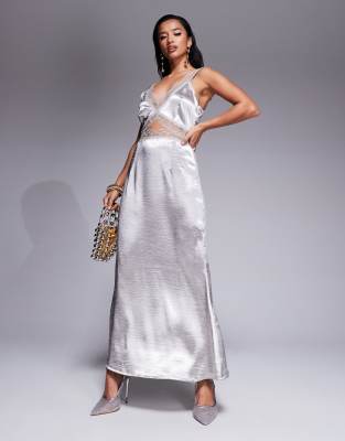 Never Fully Dressed Petite - Mimi - Maxi-Trägerkleid in Silber mit Spitzenborte-Zierausschnitt