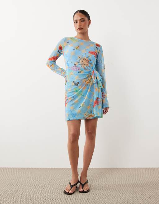 Never Fully Dressed Petite - Palma - Blå slå-om-minikjole med lange ærmer og himmelprint i mesh, 2 af 4