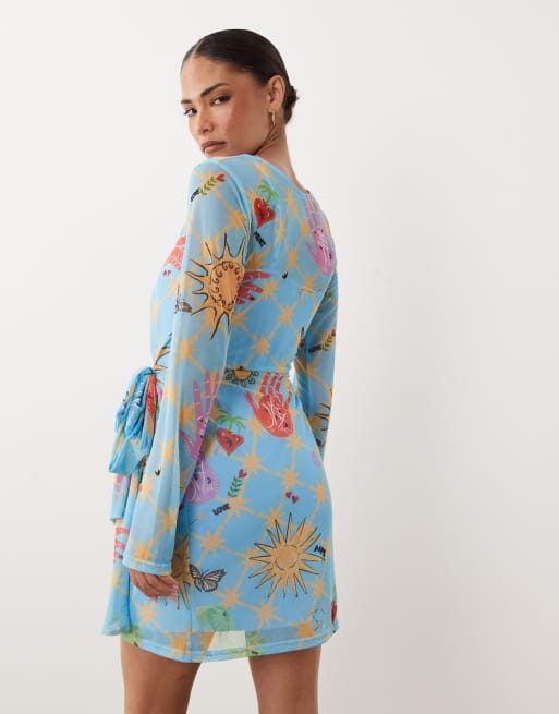 Never Fully Dressed Petite - Palma - Blå slå-om-minikjole med lange ærmer og himmelprint i mesh, 4 af 4