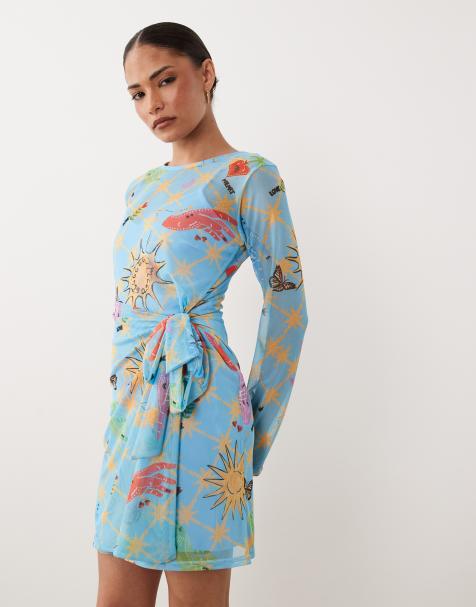 Never Fully Dressed Petite – Palma – Blå, stjärnhimmelsmönstrad miniklänning i mesh med omlottdesign och långa ärmar - view 1