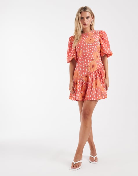 Never Fully Dressed Petite - Poppy - Koralfarvet minikjole med pufærmer og prikket blomstermønster - view 1