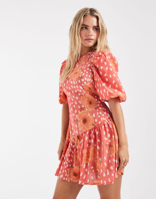 Never Fully Dressed Petite – Poppy – Minikleid in Koralle mit Puffärmeln, Blumen- und Punktemuster, 3 von 4