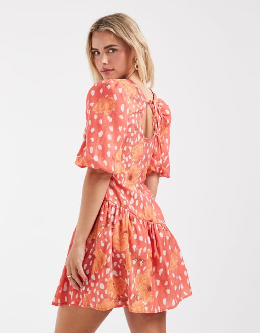 Never Fully Dressed Petite – Poppy – Minikleid in Koralle mit Puffärmeln, Blumen- und Punktemuster, 4 von 4