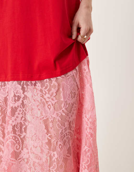 Never Fully Dressed Petite – Röd och rosa, maxilång t-shirtklänning i oversize och jersey med spetskjol, 3 av 4