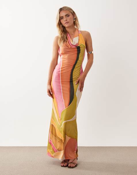 Never Fully Dressed Petite – Sabine – Anschmiegsames Maxikleid mit abstraktem Print in Orange und Wasserfallausschnitt - view 1
