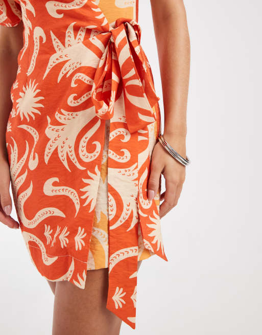 Never Fully Dressed Petite - Sarah - Vestito corto a portafoglio arancione con stampa a contrasto, 2 di 4