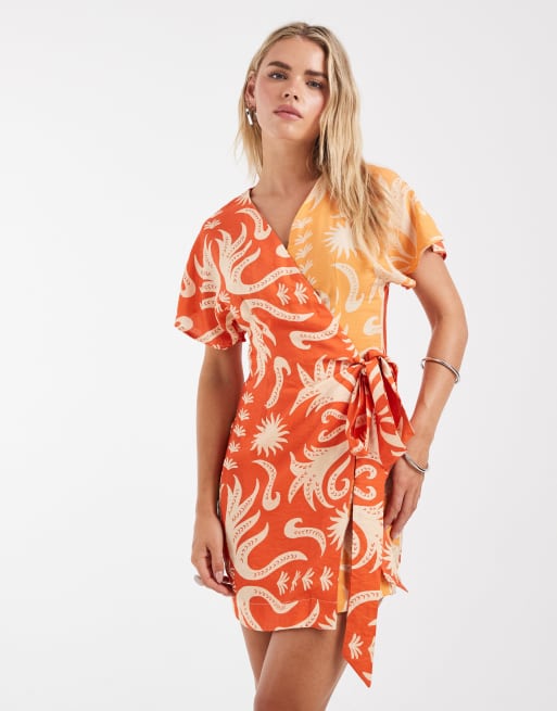 Never Fully Dressed Petite - Sarah - Vestito corto a portafoglio arancione con stampa a contrasto, 3 di 4