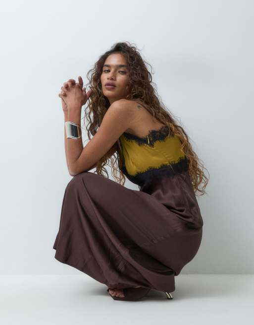 Never Fully Dressed Petite schräg geschnittenes Cami-Maxikleid aus Satin mit zweifarbigen Spitzendetails in Schokobraun und Olive, 5 von 5