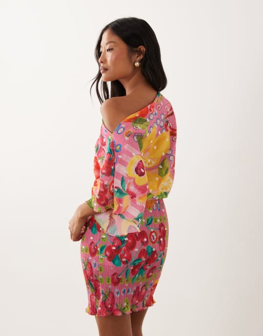 Never Fully Dressed Petite - Tilly - Maxi jurk van plissé met blote schouder in roze met fruitprint, 3 van 4