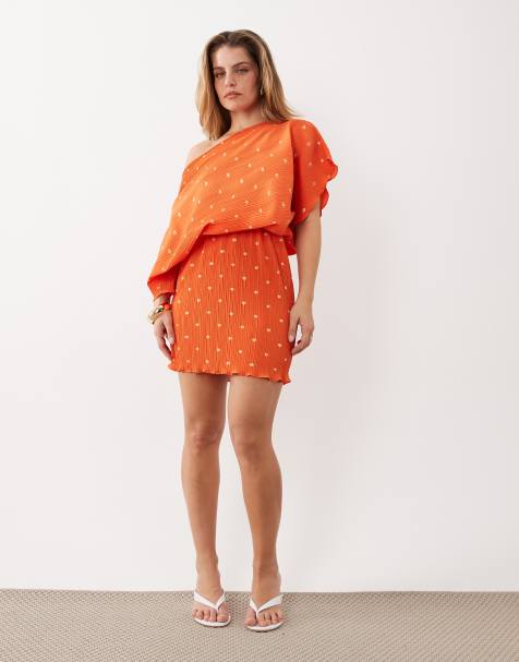Never Fully Dressed Petite - Tilly - Orange offshoulder-maxikjole med plisseringer - view 1