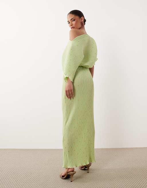 Never Fully Dressed Petite - Tilly - Pistachiegrøn maxikjole i plisseret materiale med metalliske prikker og offshoulder-design, 3 af 4