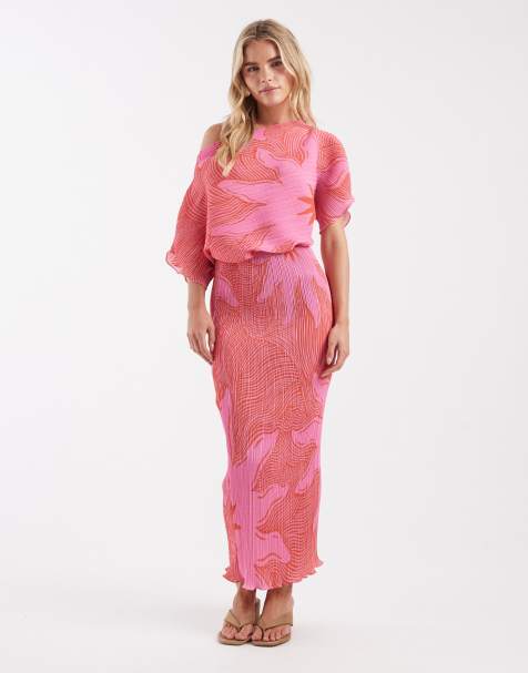 Never Fully Dressed Petite – Tilly – Plissiertes Maxikleid in Rosa mit Sonnen-Print und schulterfreiem Design - view 1