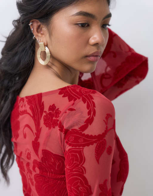 Never Fully Dressed Petite vestido mini Aria devoure de malla con cuello barco y mangas acampanadas en rojo, 3 de 5