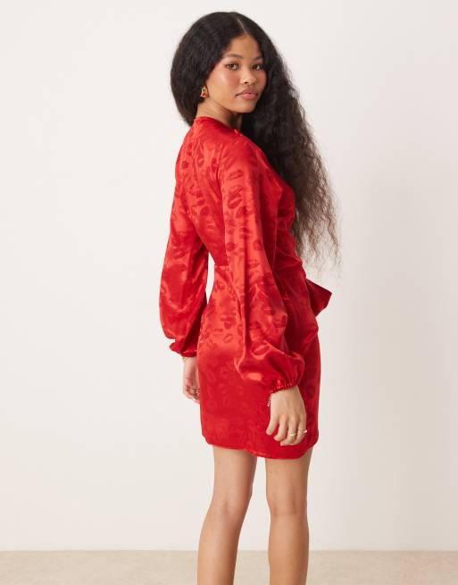Never Fully Dressed Petite - Vestito corto a portafoglio in raso rosso con labbra in rilievo, 4 di 4