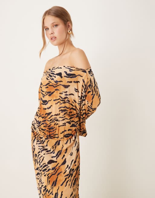 Never Fully Dressed – Plisowana sukienka maxi z odsłoniętymi ramionami w tygrysi wzór, 2 z 4