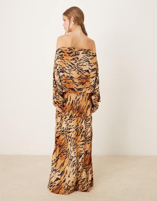 Never Fully Dressed – Plisowana sukienka maxi z odsłoniętymi ramionami w tygrysi wzór, 3 z 4