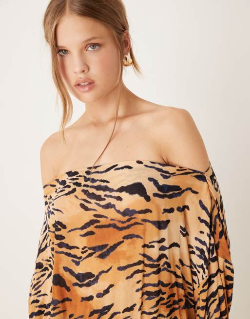 Never Fully Dressed – Plisowana sukienka maxi z odsłoniętymi ramionami w tygrysi wzór, 4 z 4