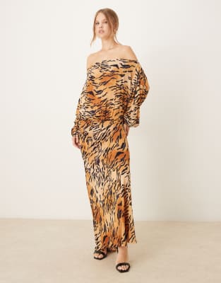 Never Fully Dressed - Plissiertes, schulterfreies Maxikleid mit Tigerprint-Orange