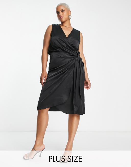 Never Fully Dressed Plus – Czarna satynowa kopertowa sukienka midi bez rękawów