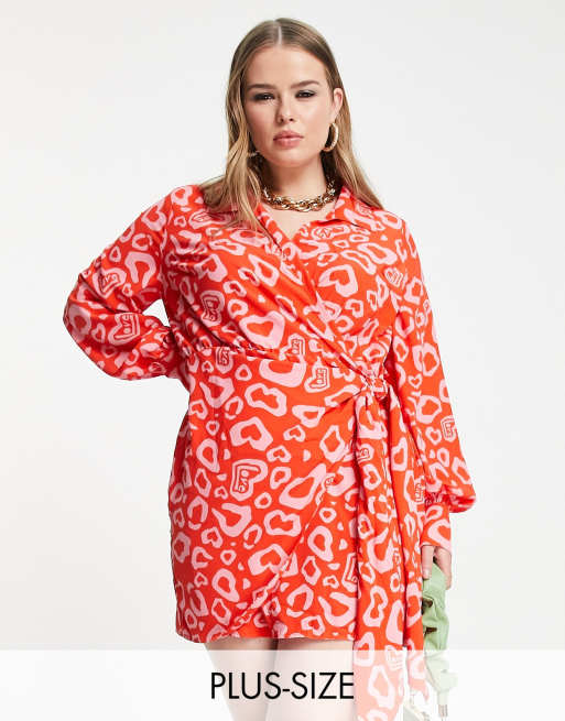 Never Fully Dressed Plus – Czerwono-różowa kopertowa sukienka koszulowa w zwierzęcy wzór