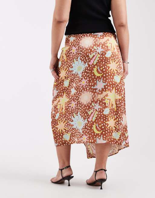 Never Fully Dressed Plus – Jaspre – Midi-Wickelrock aus Satin mit seitlichem Bindedetail, Rehkitzfell- und Sternmuster, 2 von 5