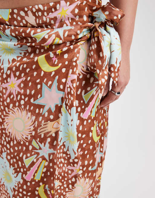 Never Fully Dressed Plus - Jaspre - Midinederdel med slå-om-bindebånd i siden og stjerneprint i satin, 4 af 5