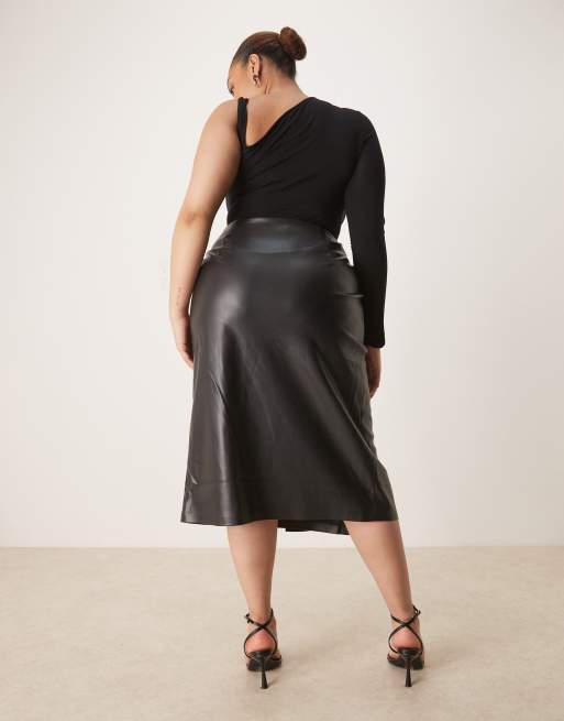 Never Fully Dressed Plus – Jaspre – Svart midikjol med knytning i sidan och omlottdesign i läderlook, 3 av 5