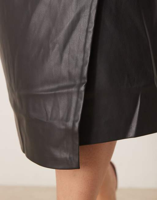 Never Fully Dressed Plus – Jaspre – Svart midikjol med knytning i sidan och omlottdesign i läderlook, 4 av 5