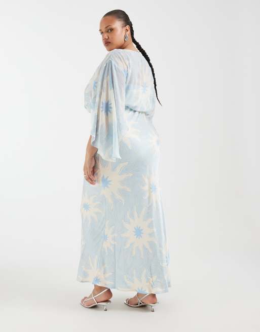 Never Fully Dressed Plus – Julianna – Niebieska sukienka maxi z asymetrycznym rękawem we wzór Soleil, 2 z 4