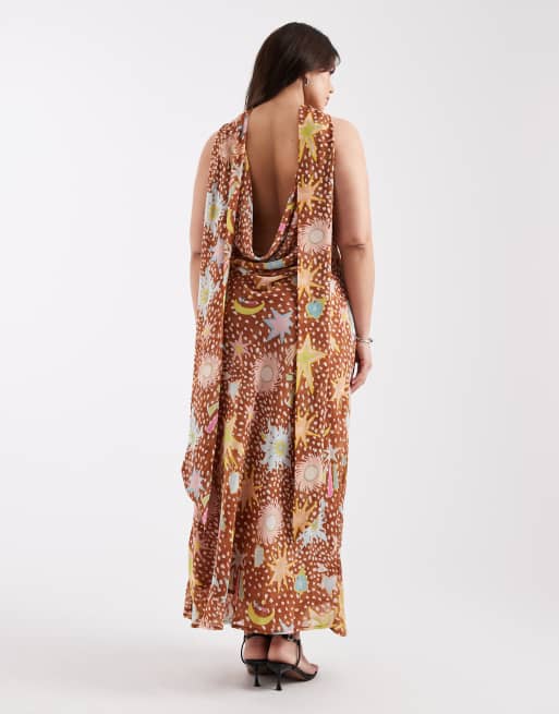 Never Fully Dressed Plus - Maxi jurk van chiffon met gedrapeerde halslijn en sjaal in herten- en sterrenprint, 2 van 4