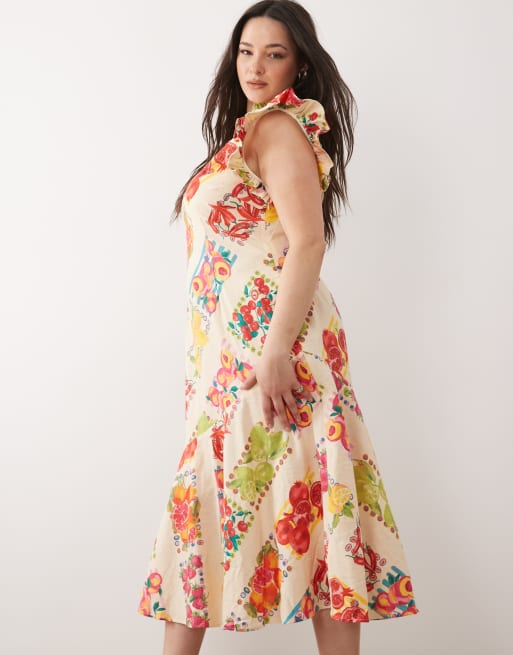 Never Fully Dressed Plus - Remi - Midikjole med flagrende ærmer og knapstolpe i pink frugtklistermærkeprint, 2 af 4