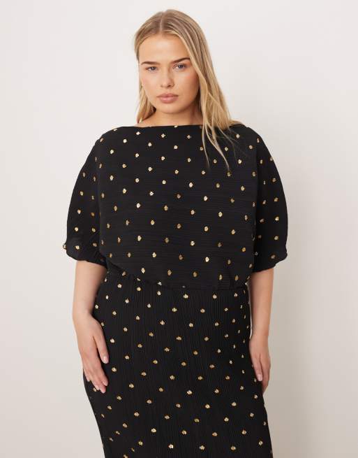 Never Fully Dressed Plus – Tilly – Czarno-złota, plisowana sukienka maxi z odsłoniętym ramieniem, 3 z 4
