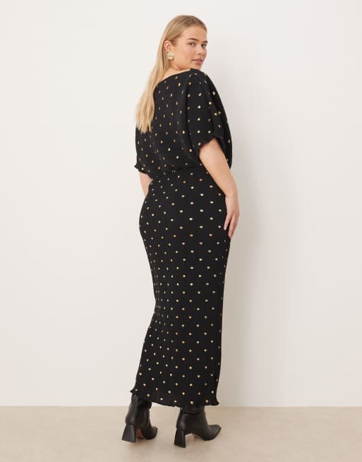 Never Fully Dressed Plus – Tilly – Czarno-złota, plisowana sukienka maxi z odsłoniętym ramieniem, 4 z 4