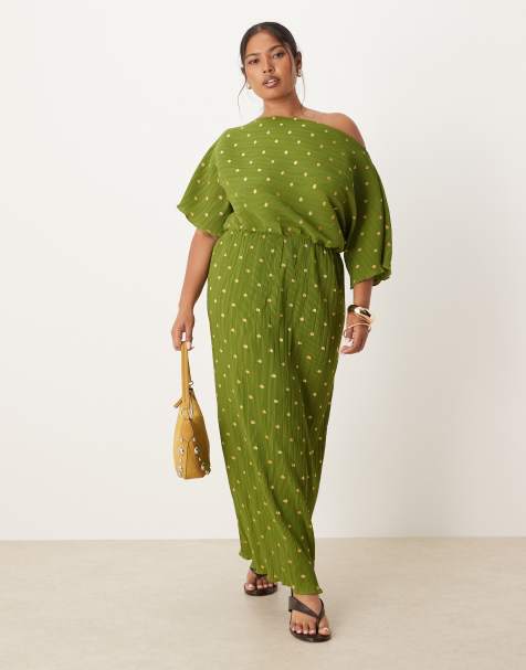 Never Fully Dressed Plus - Tilly - Grøn offshoulder-maxikjole i plissé - view 1