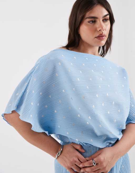 Never Fully Dressed Plus – Tilly – Niebieska plisowana sukienka maxi z odsłoniętym ramieniem, 3 z 4