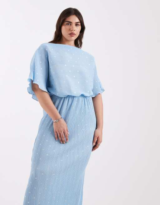 Never Fully Dressed Plus – Tilly – Niebieska plisowana sukienka maxi z odsłoniętym ramieniem, 4 z 4