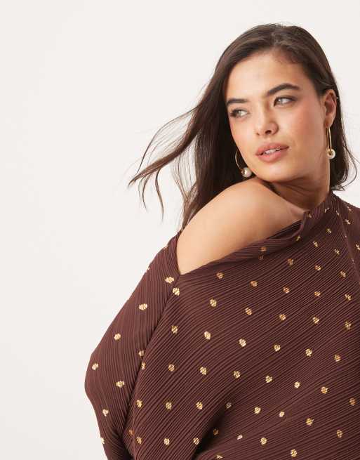Never Fully Dressed Plus Tilly off-shoulder plisse maxi dress in chocolate, 3 of 4