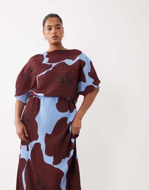 Never Fully Dressed Plus Tilly off shoulder plisse maxi dress in poppy print, 3 of 4
