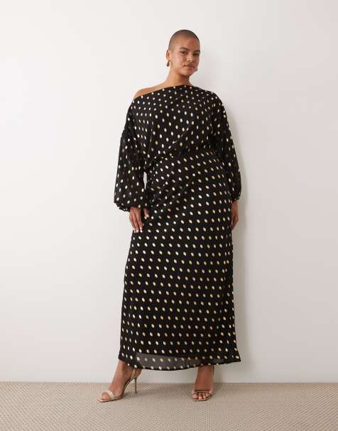 Never Fully Dressed Plus Tilly offshoulder draperet maxikjole i sort polkaprikket - view 1